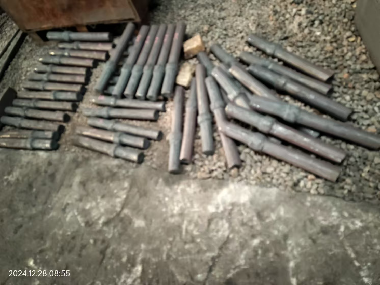 Qual è la differenza tra i processi di fusione e forgiatura dei martelli frantumatori?