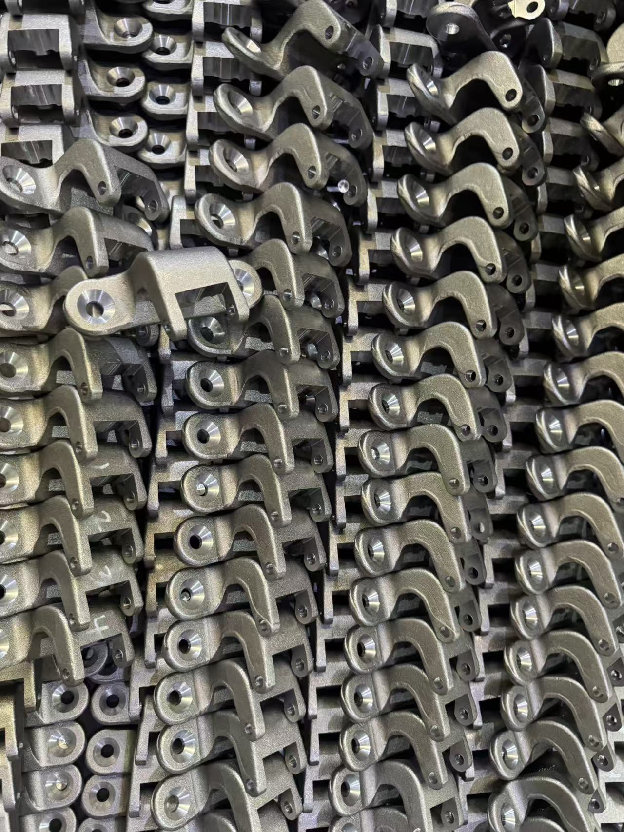 Punti chiave per la forgiatura di cerniere per porte automobilistiche